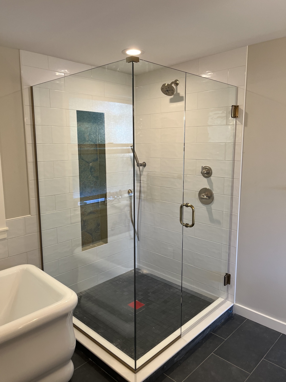 Custom shower enclosure by Simmons Glass