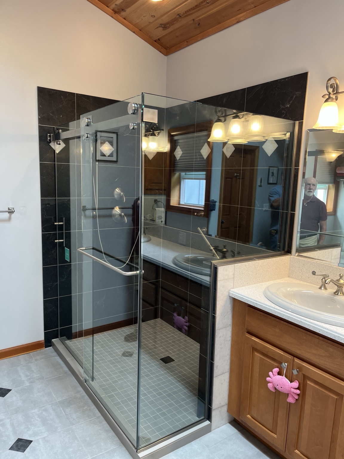 Custom shower enclosure by Simmons Glass